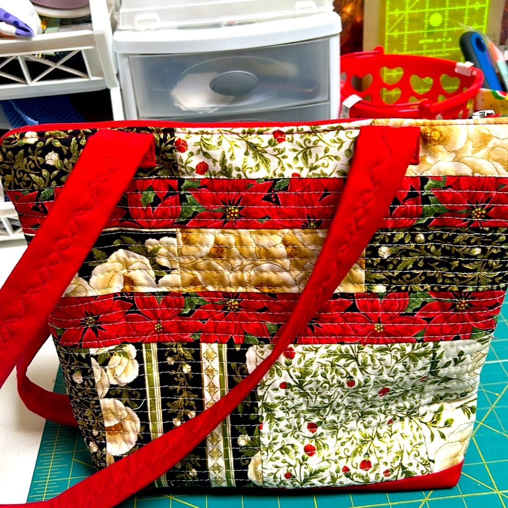 Christmas Themed Quilted Handbag. - Picture 2 of 3